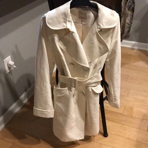 Ladies trench coat with belt style current lined.